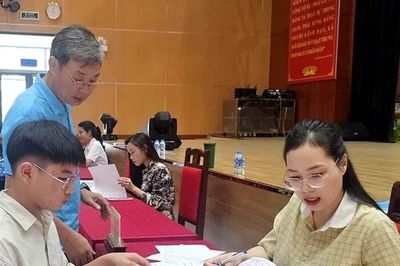 Các trường THPT chuyên thu hồ sơ học sinh trúng tuyển lớp 10 năm học 2026 - 2027