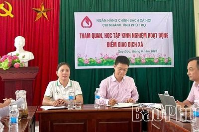 Ngân hàng Chính sách xã hội tỉnh tham quan, học tập kinh nghiệm tại các điểm giao dịch xã Quy Đức