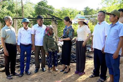 Kịp thời thăm hỏi, hỗ trợ gia đình bị hỏa hoạn tại thôn Chân Rò
