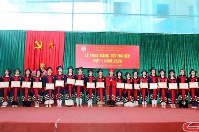 Trao bằng tốt nghiệp đợt 1 năm 2026 cho sinh viên ngành y