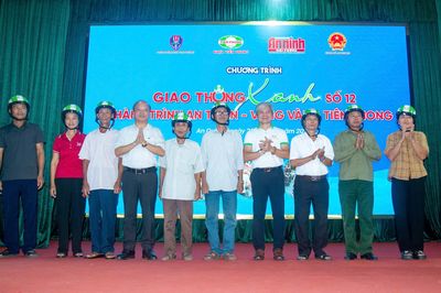 Hơn 6.000 mũ bảo hiểm được trao tặng tại chương trình 'Giao thông Xanh'