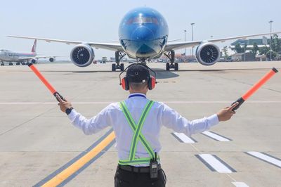 Nghề signalman trước mũi tàu bay