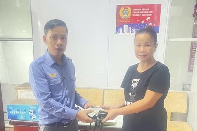 Tổ tàu SE3 trao trả tài sản và giấy tờ cho hành khách bỏ quên trên tàu