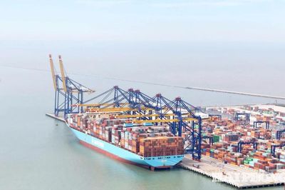 Siêu tàu container thuộc top lớn nhất thế giới cập cảng biển Hải Phòng