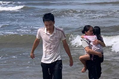 Nam sinh dũng cảm lao ra biển cứu em nhỏ bị đuối nước