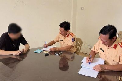 Dùng băng dán sửa biển số ô tô để né phạt vẫn bị phát hiện