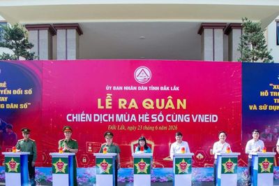 Ra quân hỗ trợ người dân kích hoạt VNeID, thực hiện Đề án 06