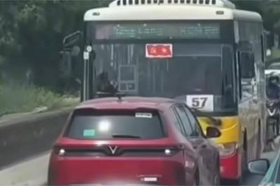 Xử phạt tài xế ô tô vượt ẩu, 'đối đầu' với xe buýt