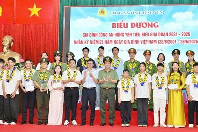 Công an Hưng Yên biểu dương học sinh giỏi, phát động ủng hộ Quỹ Khuyến học