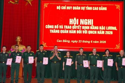 Trao quyết định nâng bậc lương, thăng quân hàm quân nhân chuyên nghiệp cho 127 đồng chí