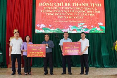 Phó Bí thư Thường trực Tỉnh ủy, Trưởng Đoàn ĐBQH tỉnh Bế Thanh Tịnh làm việc tại xã Huy Giáp và Ca Thành