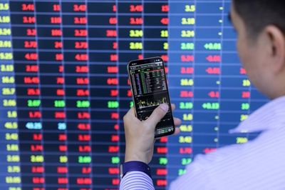 VN-Index tăng điểm với thanh khoản bùng nổ