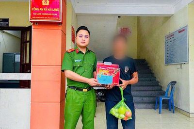 Mất sạch giấy tờ và tiền, nam thanh niên lang thang đi bộ nhiều ngày và cái kết khiến ai cũng xúc động