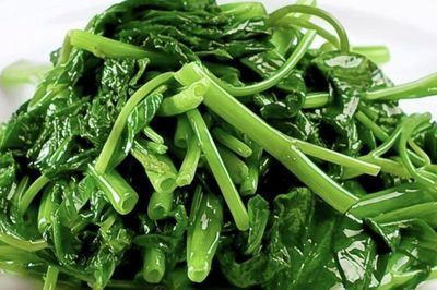 Tưởng mở vung giúp rau xanh hơn, 90% người nội trợ đang làm sai bước này