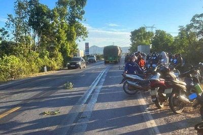 Phát hiện thi thể người đàn ông bên đường cùng chiếc xe máy không biển số: Hiện trường hé lộ điều bất thường