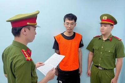 Thanh niên vẽ sơn lên hàng rào bảo vệ công trình cầu đi bộ ngàn tỷ ở TPHCM bị khởi tố