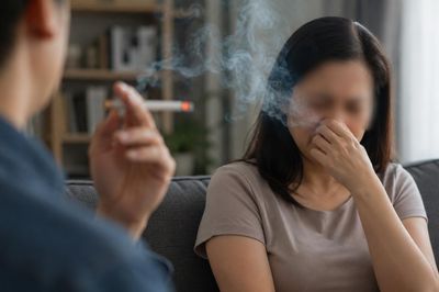 Vợ ung thư phổi di căn, chồng day dứt vì thói quen hút thuốc suốt 30 năm