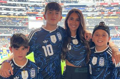 Vợ Messi xúc động nói lời yêu, siêu sao Argentina phản ứng gây sốt