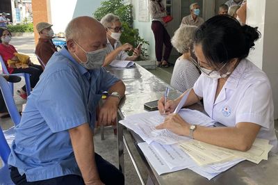 Người cao tuổi được khám sức khỏe định kỳ miễn phí ít nhất mỗi năm một lần