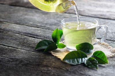 Nên uống trà xanh tươi hay khô để giảm cân?