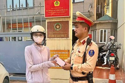 Đánh rơi iPhone 16, nữ sinh bị yêu cầu đưa tiền chuộc