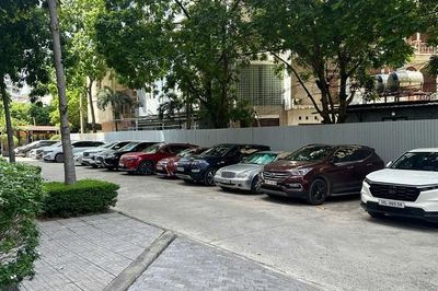 Cư dân Hà Nội Paragon phản đối chủ đầu tư tăng phí gửi xe, yêu cầu làm rõ tính pháp lý bãi xe trước sảnh tòa B