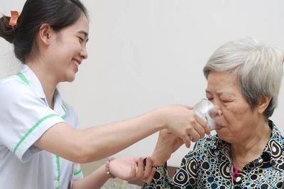 Người cao tuổi được khám sức khỏe miễn phí ít nhất 1 lần mỗi năm