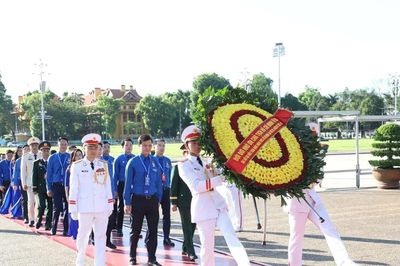 Đại biểu Đại hội Đoàn XIII tham gia Lễ báo công, vào lăng viếng Chủ tịch Hồ Chí Minh