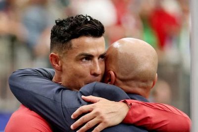 HLV Bồ Đào Nha nói điều khiến ai cũng phải suy nghĩ khi Ronaldo lập cú đúp