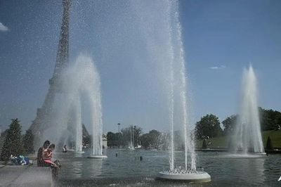 Pháp trải qua đêm nóng nhất 80 năm: Tháp Eiffel đóng cửa sớm, 40 người chết đuối vì nắng nóng