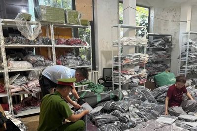 Phát hiện cơ sở kinh doanh hơn 2.500 sản phẩm quần áo giả mạo các thương hiệu nổi tiếng
