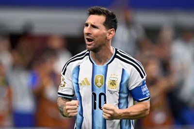 'Phải hủy bàn thắng phá kỷ lục của Messi'