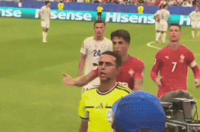 Ronaldo gây sốt khi ngăn đồng đội cãi trọng tài