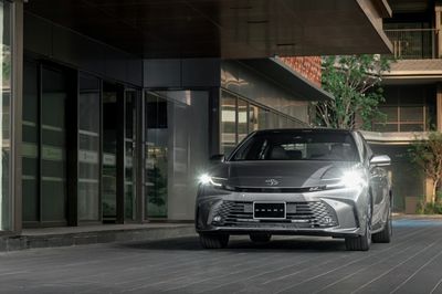 Khách Việt hết cơ hội mua Toyota Camry phiên bản giá rẻ