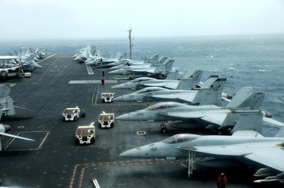 Mỹ duy trì tàu sân bay gần Iran