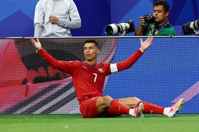 Ibrahimovic: 'Ronaldo trở lại từ đâu?'