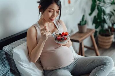 Thực đơn thai kỳ giúp em bé da dẻ hồng hào, môi đỏ