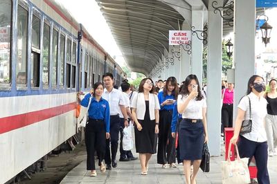 Đường sắt vận hành đoàn tàu riêng đưa đón y, bác sĩ đến cơ sở 2 Bệnh viện Bạch Mai