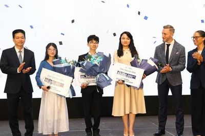 Ba bác sĩ nội trú nhận học bổng gần 200 triệu đồng