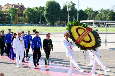 Đoàn đại biểu dự Đại hội đại biểu toàn quốc Đoàn TNCS Hồ Chí Minh lần thứ XIII báo công dâng Bác