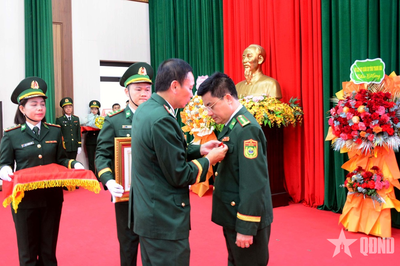 Thanh Hóa: Đại tá Đỗ Ngọc Vĩnh đón nhận Huân chương Chiến công hạng Nhì