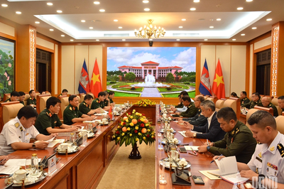 Trung tướng Lê Văn Hướng hội đàm với Phó tổng Tư lệnh Quân đội Hoàng gia Campuchia