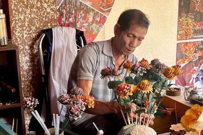 Hơn nửa thế kỷ giữ lửa nghề hoa giấy Thanh Tiên