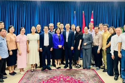Đoàn đại biểu TPHCM thăm Đại sứ quán Việt Nam tại Singapore