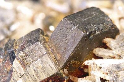 Pyrrhotite – khoáng vật có sức hút kỳ bí ẩn mình trong mỏ quặng khổng lồ