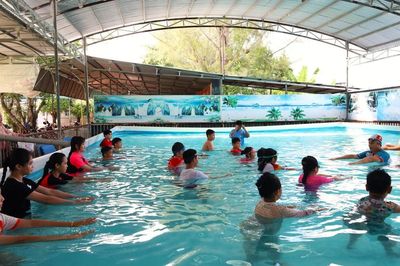 Gần 30 trẻ em khó khăn ở Cà Mau được dạy bơi miễn phí