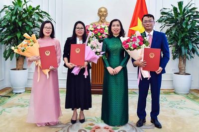 Thứ trưởng Ngoại giao Lê Thị Thu Hằng trao quyết định điều động, bổ nhiệm cán bộ lãnh đạo, quản lý