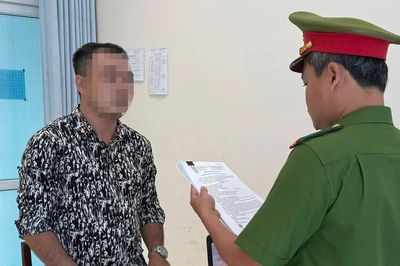 Khởi tố tài xế xe khách tông xe máy làm 2 người tử vong