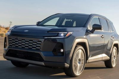 SUV hybrid đời mới của Toyota 'cháy' hàng
