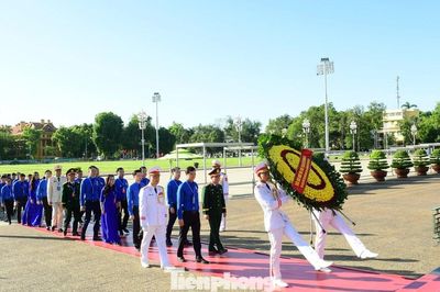 Đại biểu dự Đại hội Đoàn toàn quốc lần thứ XIII báo công dâng Bác